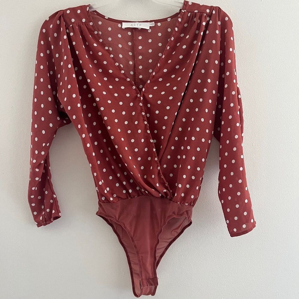 ASTR Women’s bodies size XS Braun polka dots V neck long sleeves
